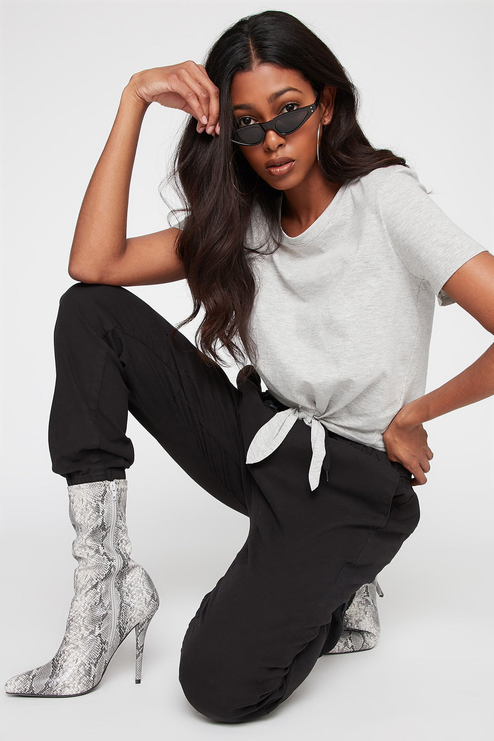 Women T-shirt noué devant à encolure dégagée avec attache Gris