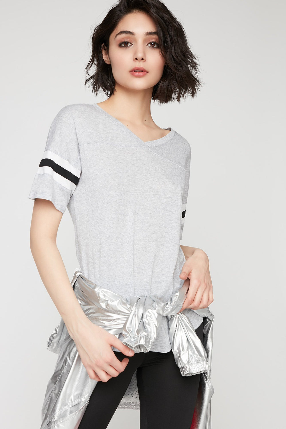 Women T-shirt rayé de style universitaire à encolure en V Gris