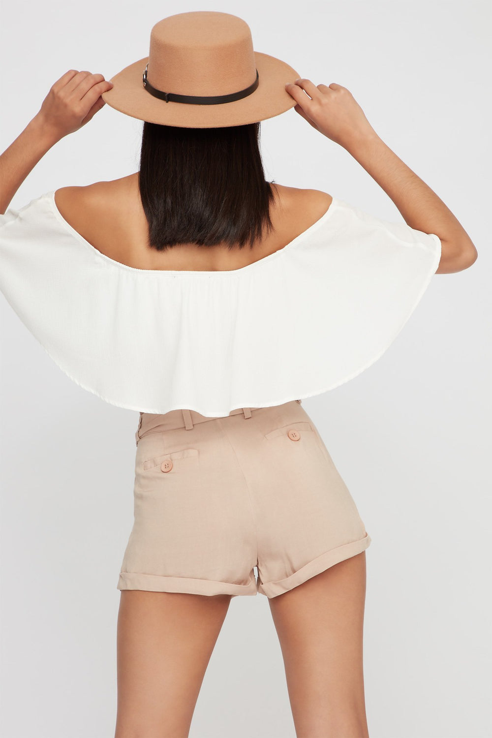 Women Short léger à taille et revers roulés avec attache Havane