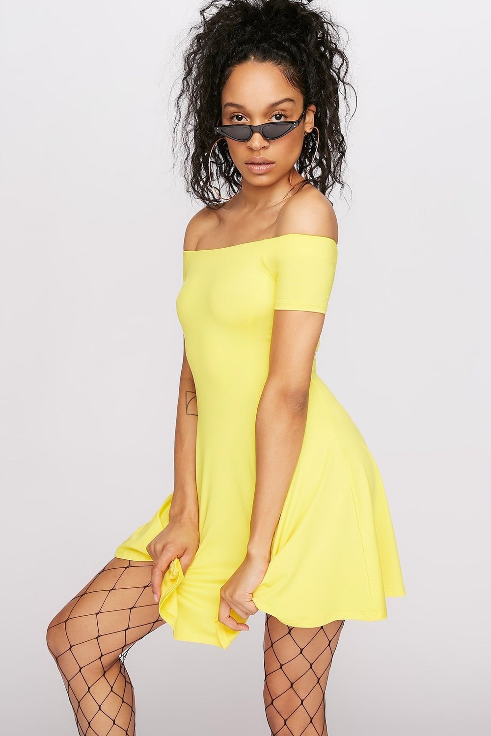 Women Minirobe ajustée et évasée à épaules dénudées Jaune