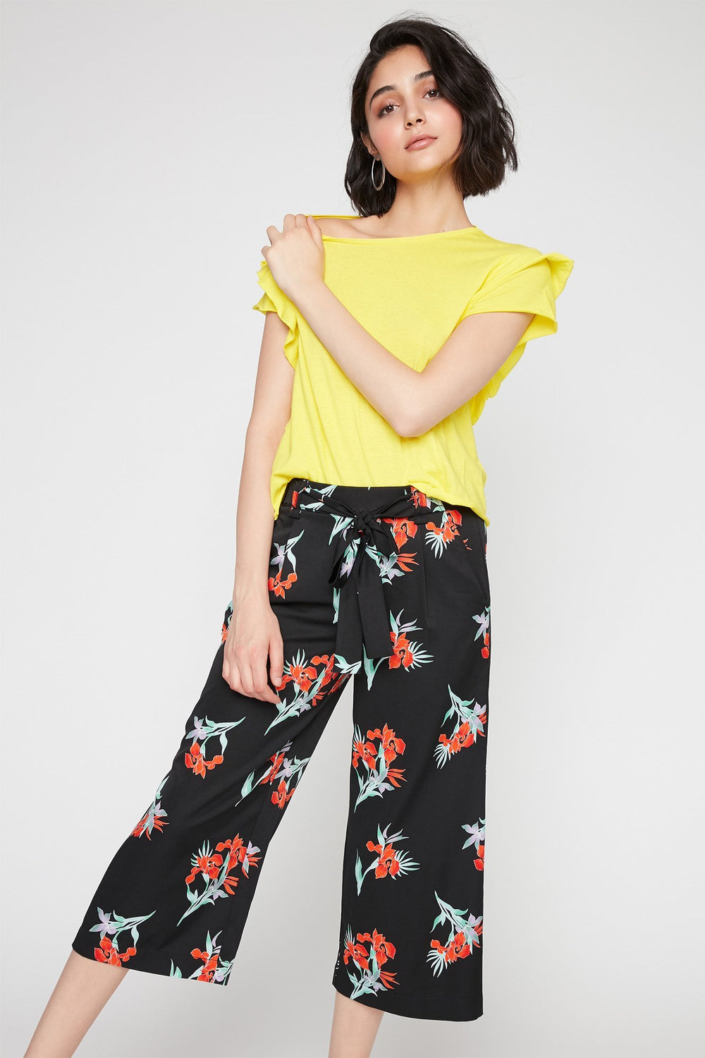 Women T-shirt à manches volantées avec encolure dégagée Jaune