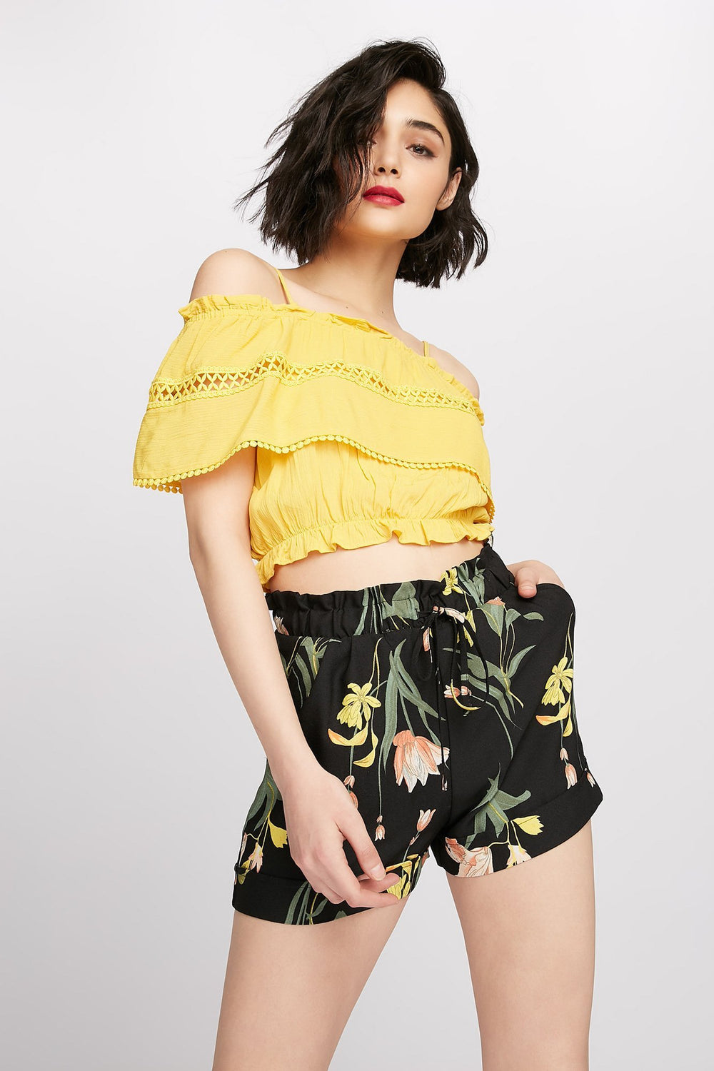 Women Blouse courte volantée crochetée à épaules dénudées Jaune