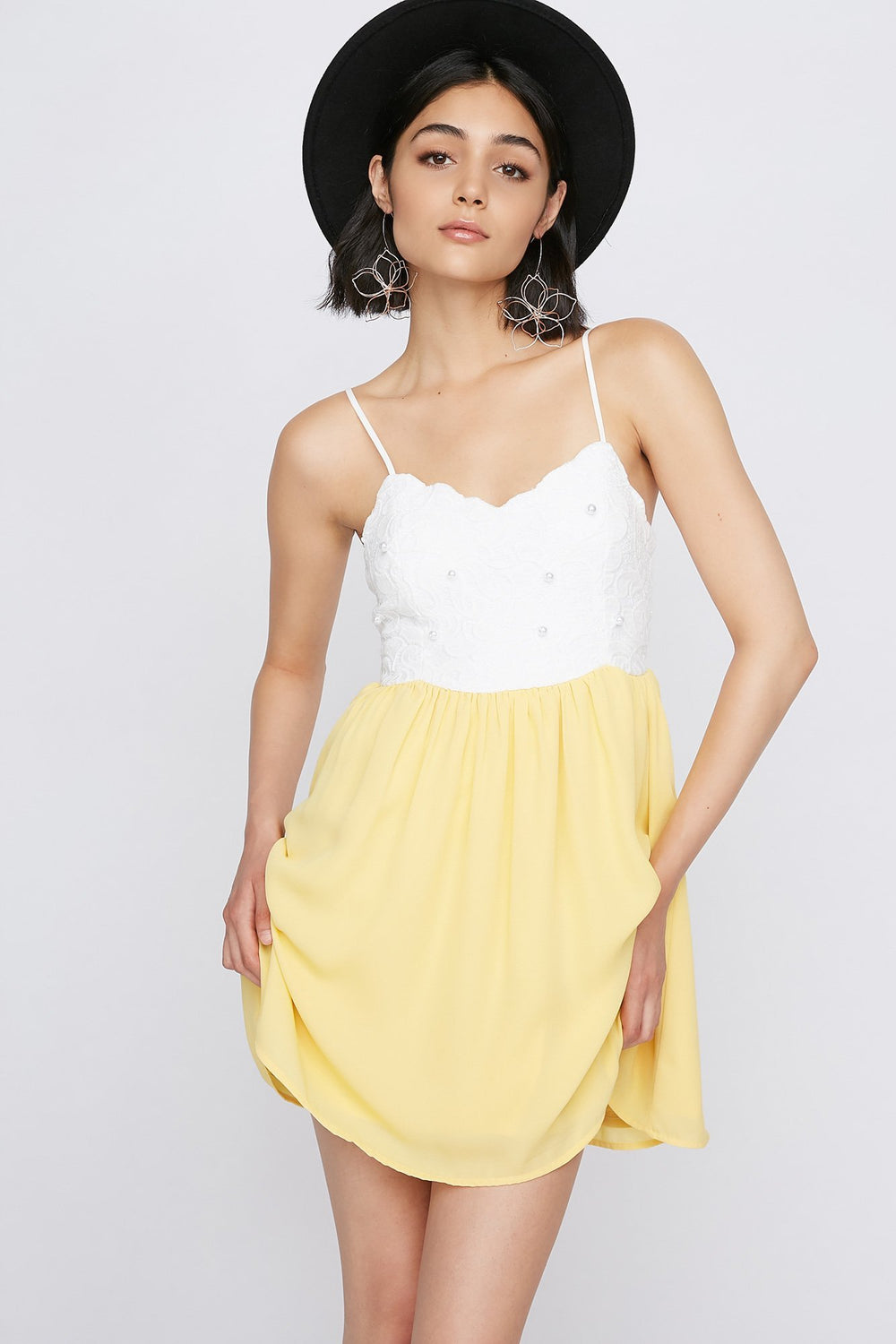 Women Robe ajustée et évasée garnie de perles à décolleté en cur Jaune