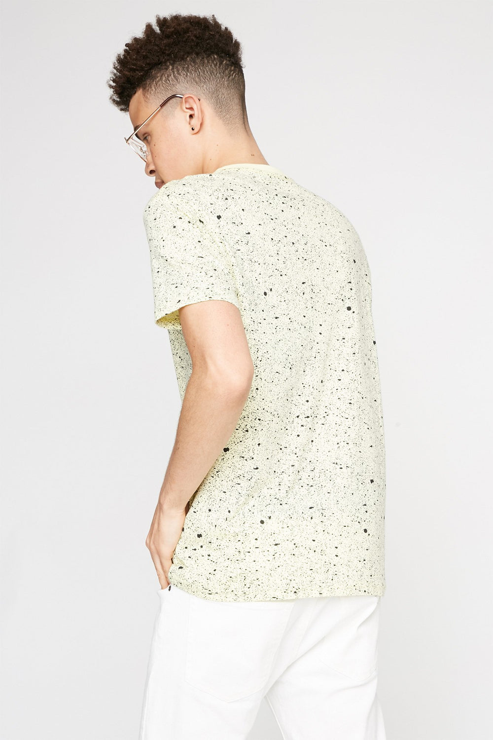 Men T-shirt à motif de palmiers avec éclaboussures de peinture et imprimé Vibes Jaune