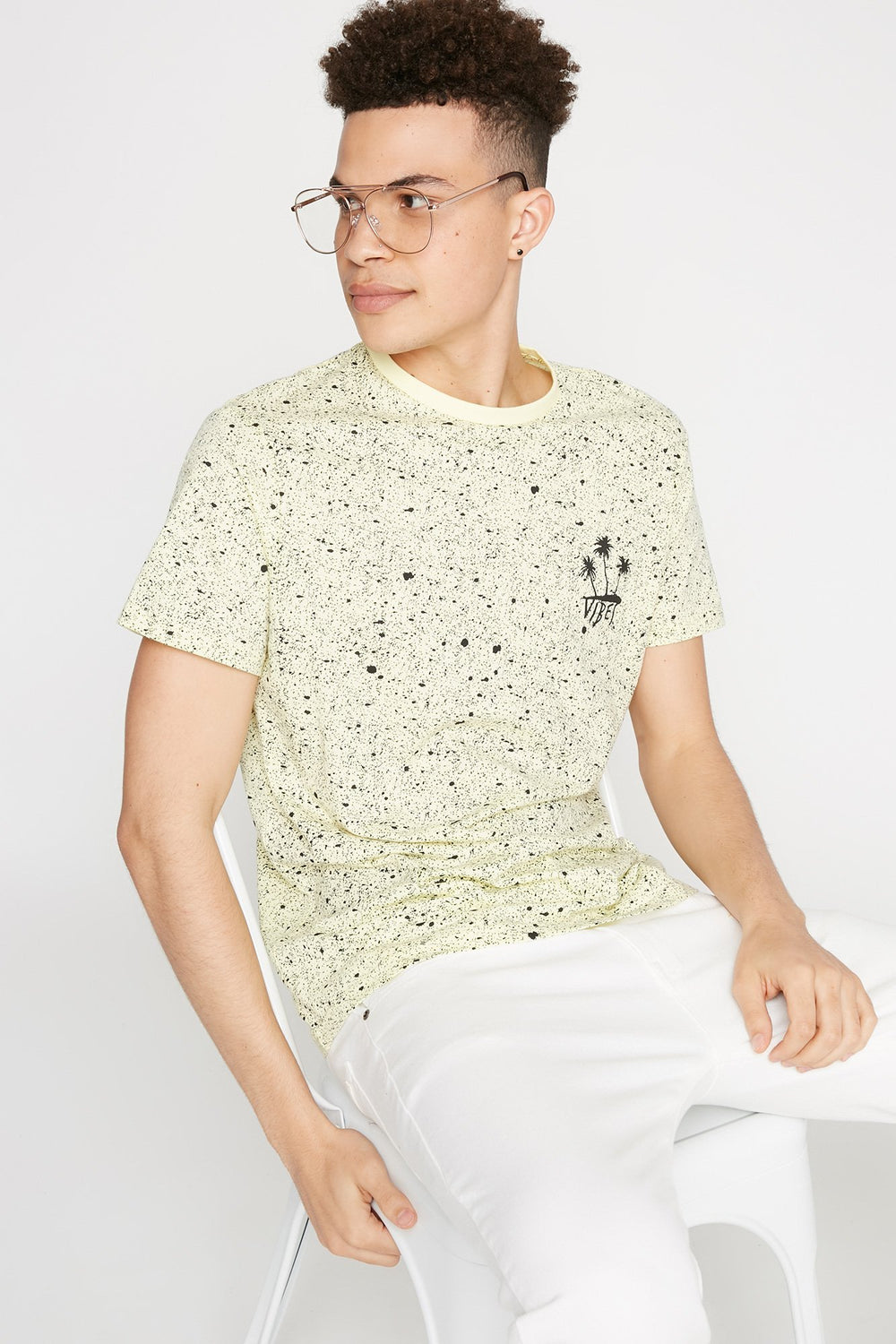 Men T-shirt à motif de palmiers avec éclaboussures de peinture et imprimé Vibes Jaune