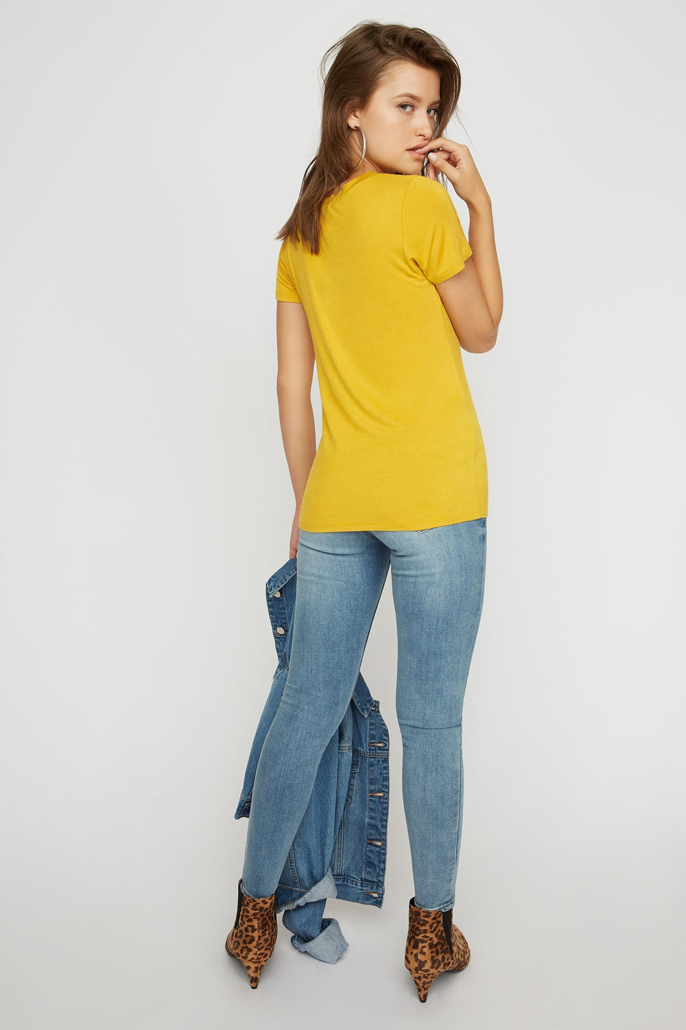 Women T-shirt à encolure en V avec collier ras-du cou Moutarde