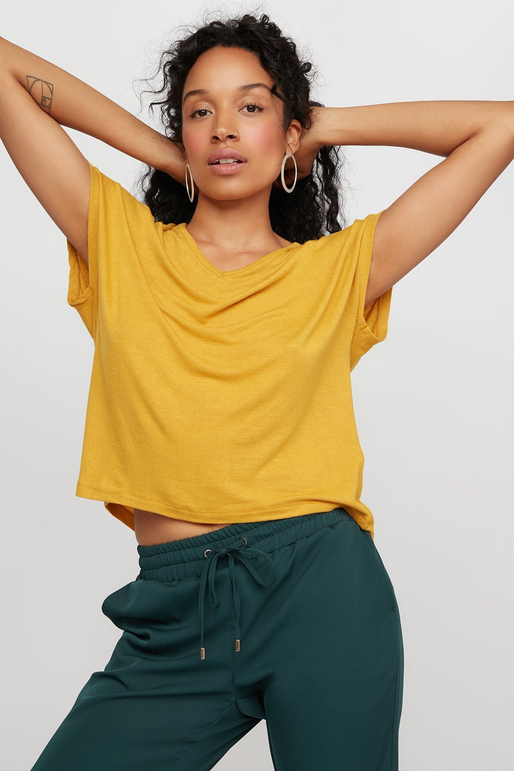 Women T-shirt de base à manches chauve-souris et encolure en V Moutarde