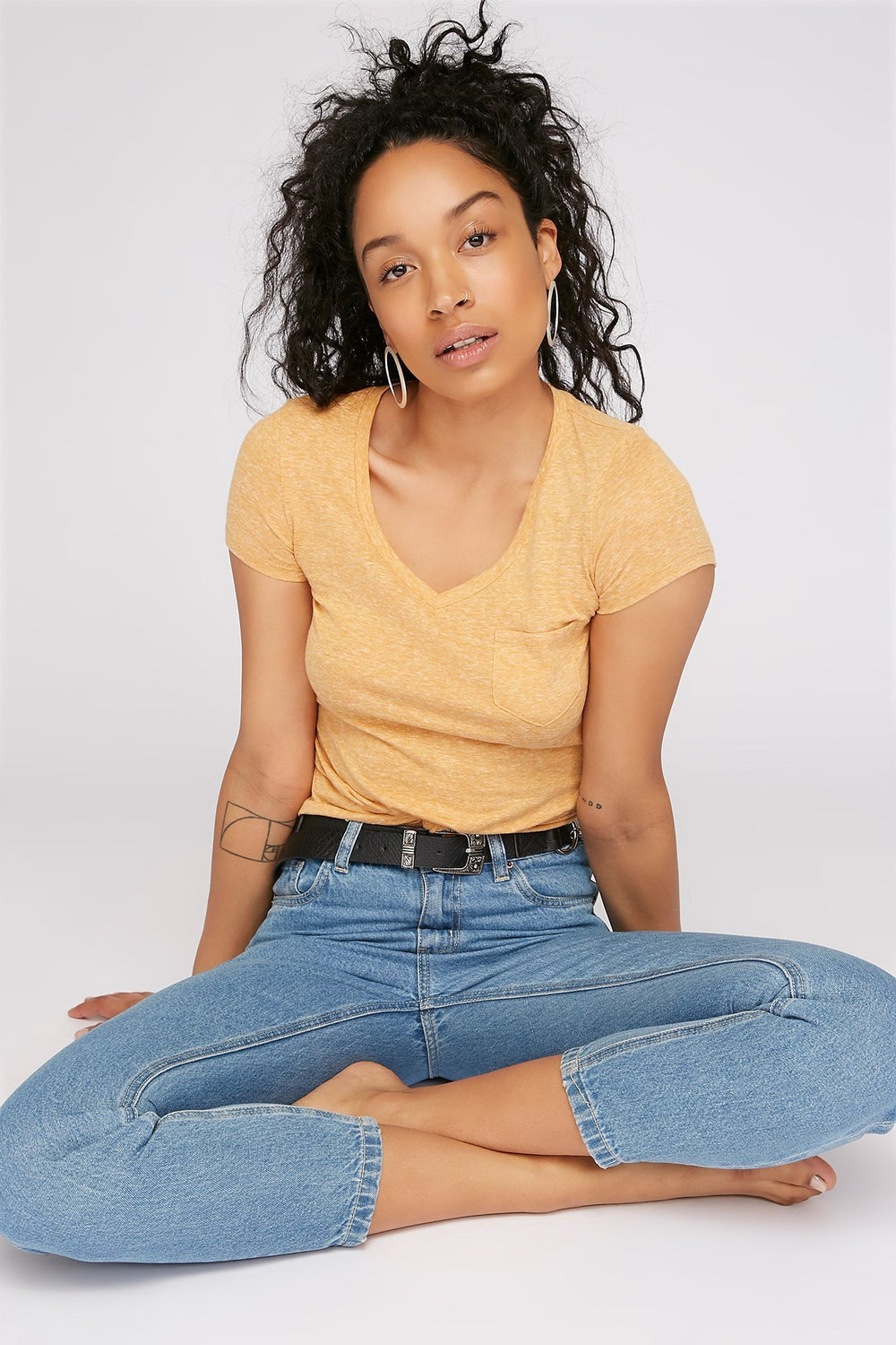 Women T-shirt de base teint par espacements à encolure en V Moutarde