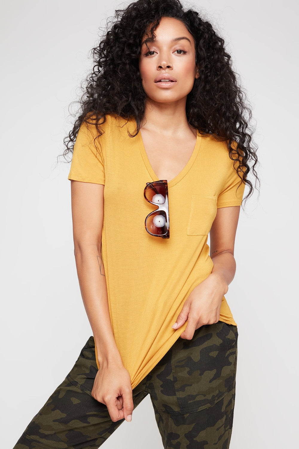 Women T-shirt léger à poche avec encolure en V Moutarde