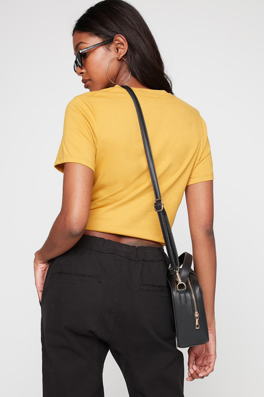 Women T-shirt noué devant à encolure dégagée avec attache Moutarde