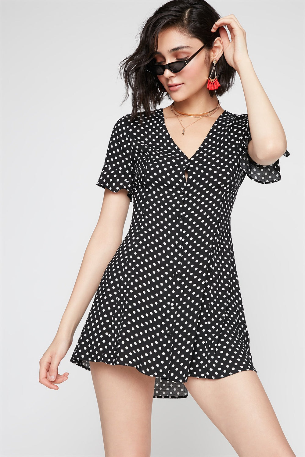 Women Robe boutonnée à pois avec manches évasées volantées et ceinture Noir et blanc