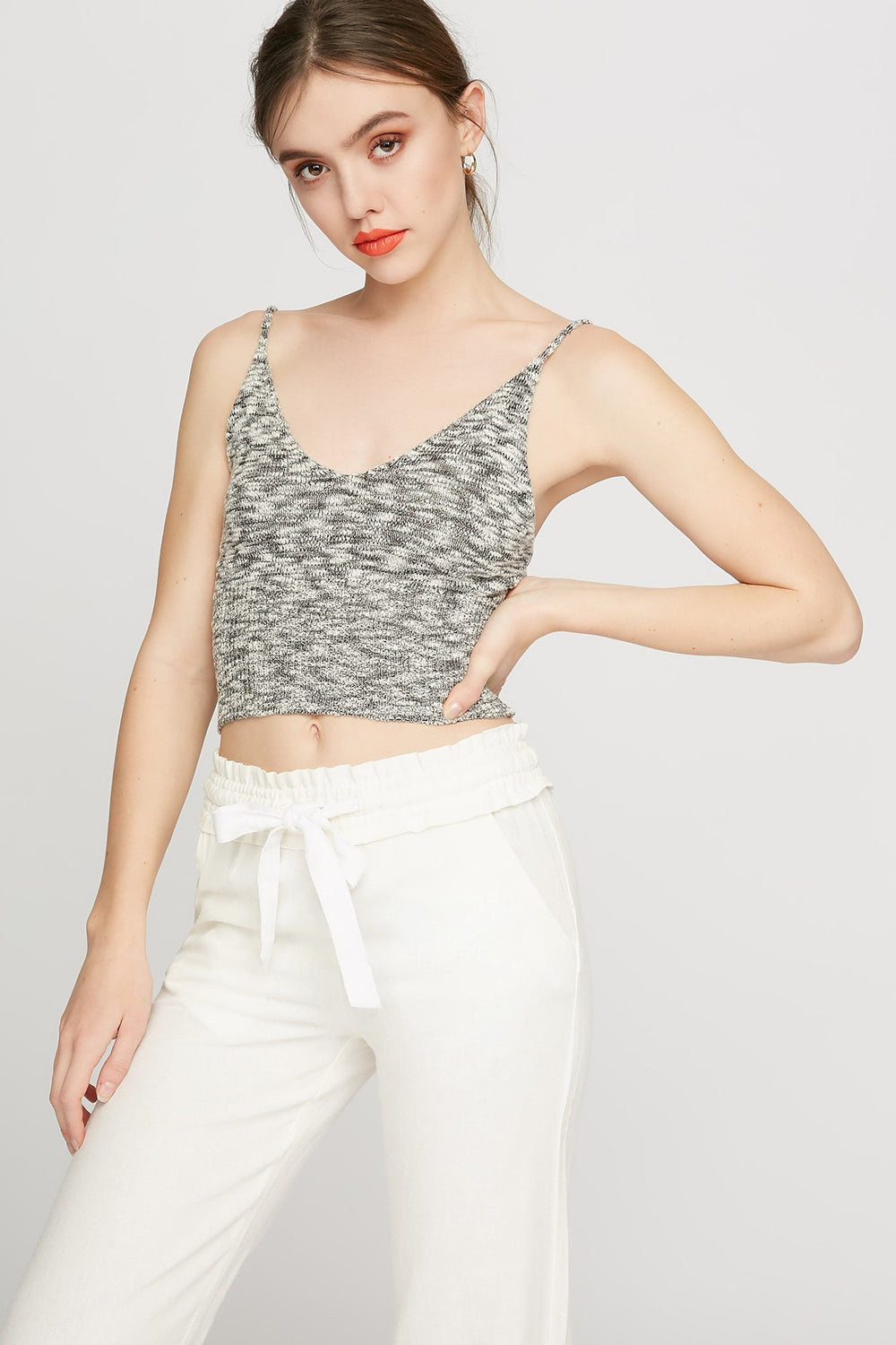 Women Camisole courte en tricot à encolure en V Noir et blanc