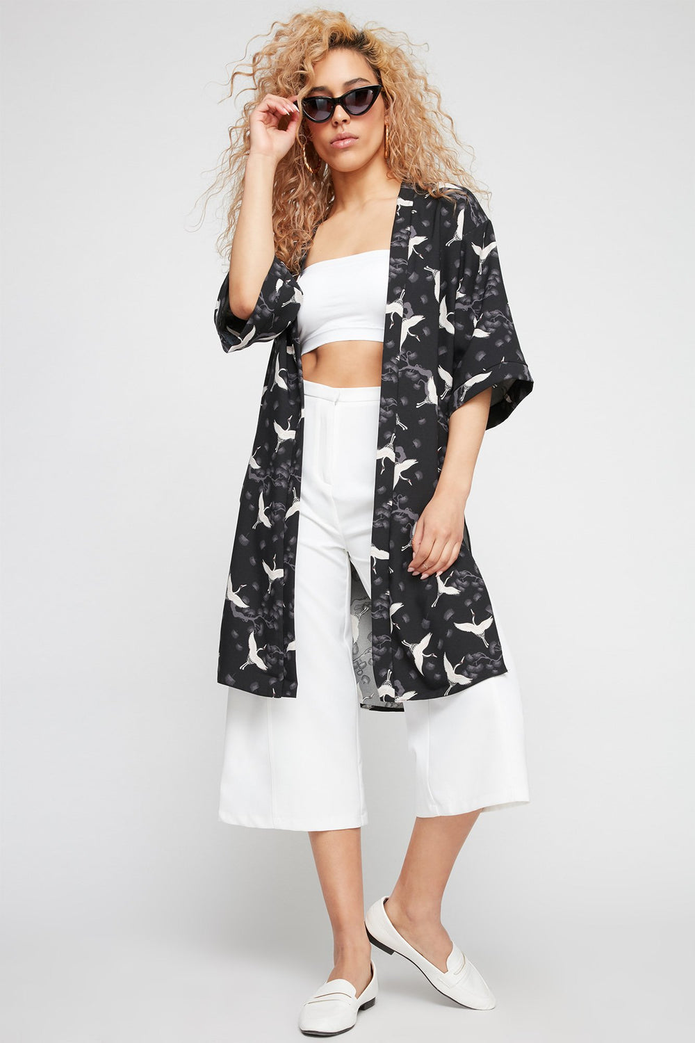 Women Cardigan-kimono ouvert fleuri avec fentes latérales Noir et blanc