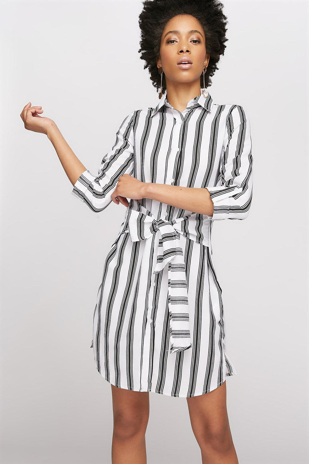 Women Robe boutonnée imprimée à manches longues avec attache Noir et blanc
