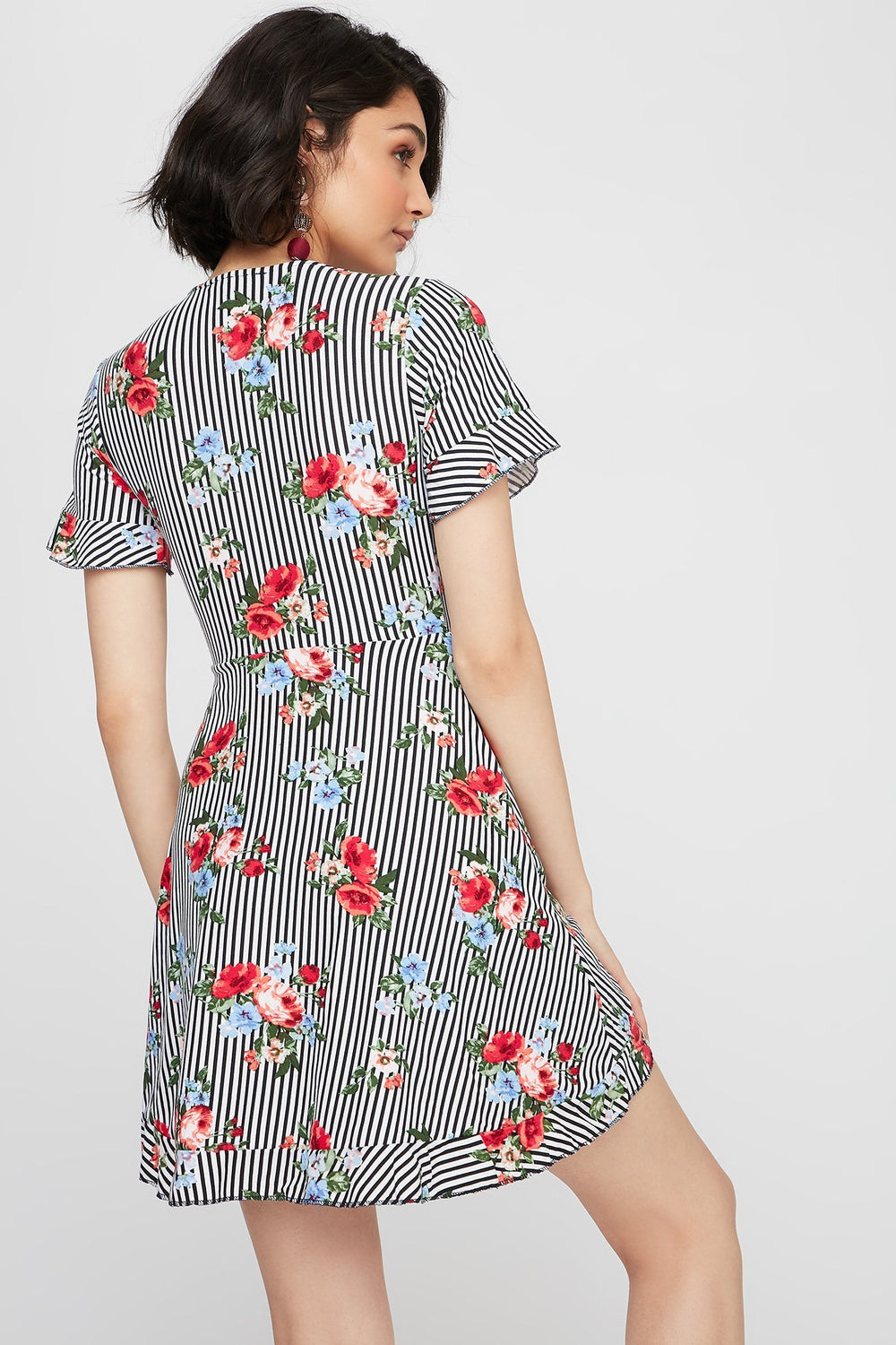 Women Robe cache-cur volantée fleurie Noir et Blanc