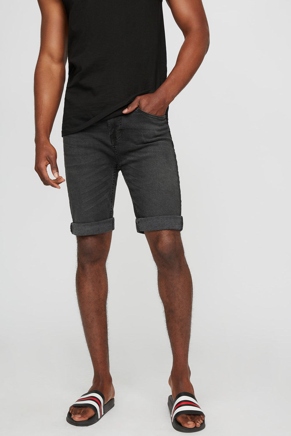 Men Short en denim mince à revers roulés noir Noir Pur