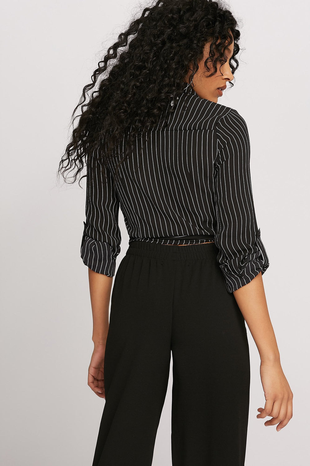 Women Blouse courte à surplis rayée avec attache Noir