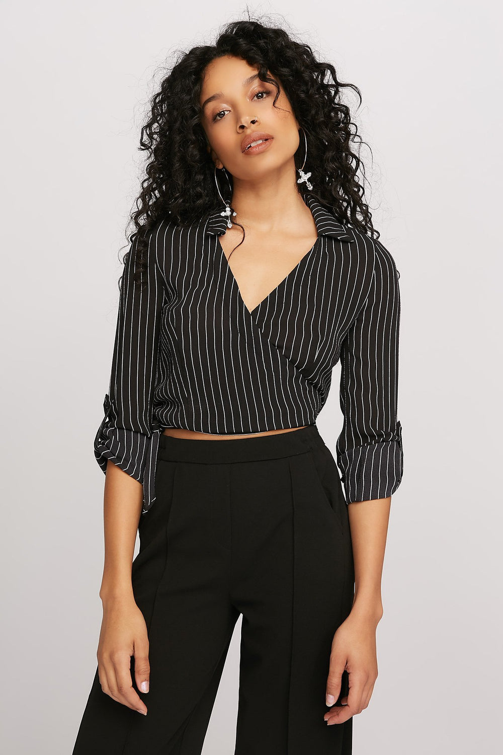 Women Blouse courte à surplis rayée avec attache Noir