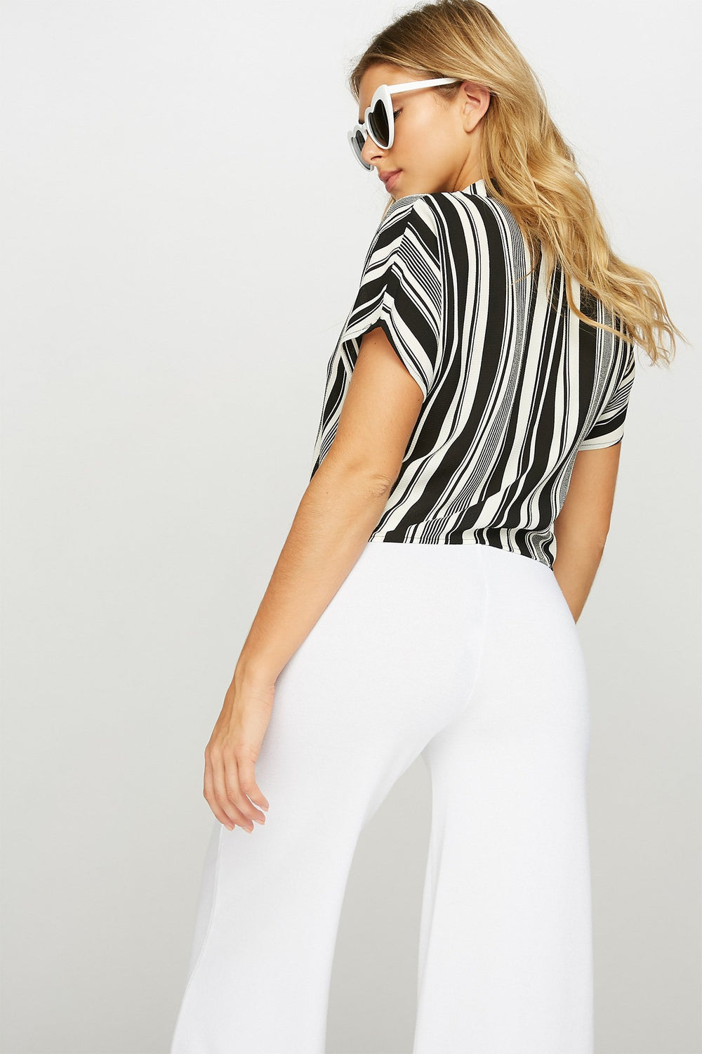 Women Blouse courte boutonnée rayée nouée devant Noir