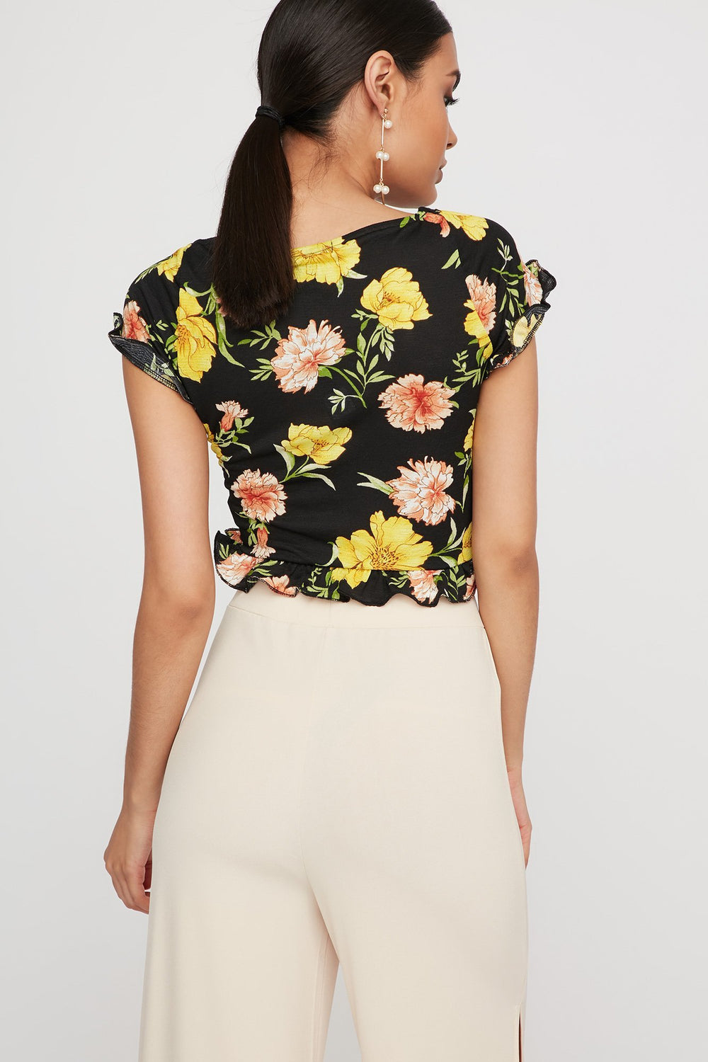 Women Blouse courte boutonnée volantée fleurie Noir