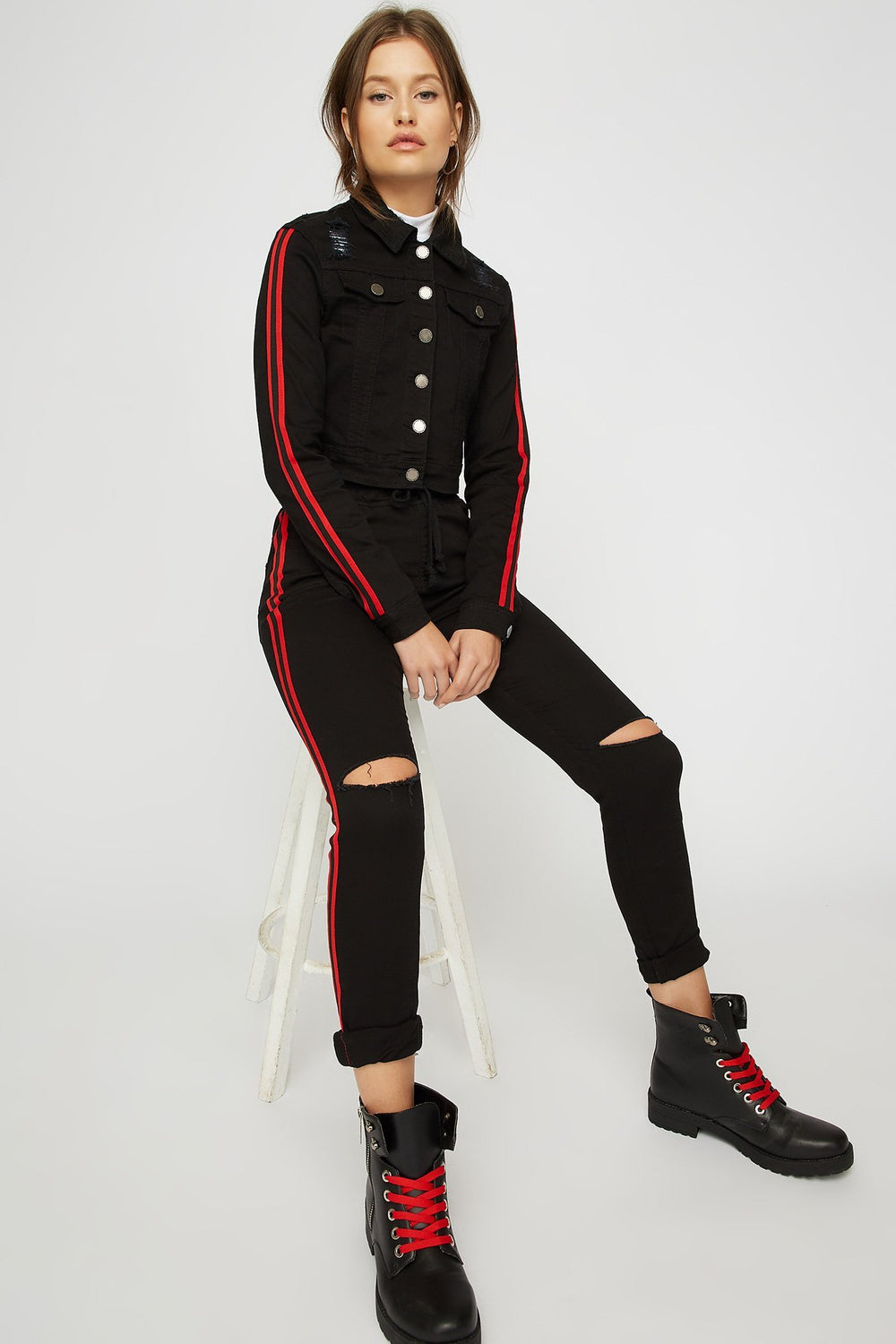 Women Blouson court en denim d'aspect usé avec rayures latérales Noir