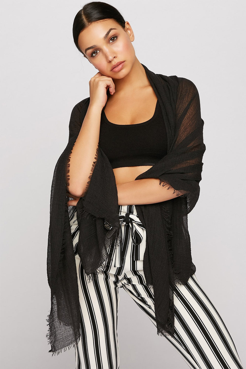 Women Écharpe longue diaphane avec franges Noir