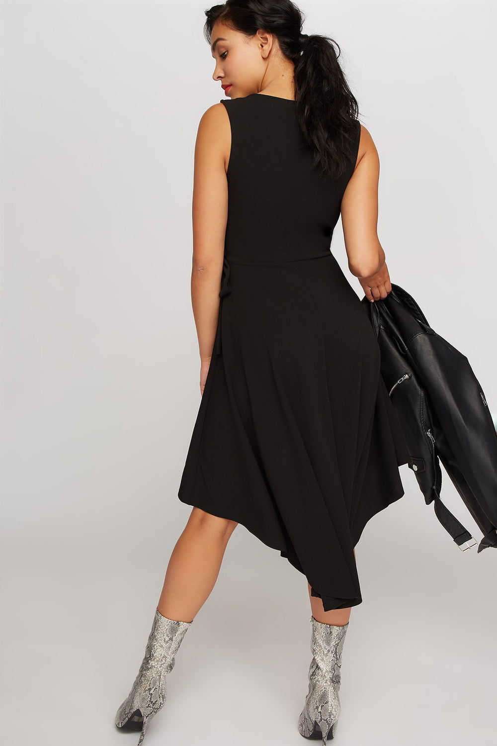 Women Robe cache-cur asymétrique volantée avec attache Noir