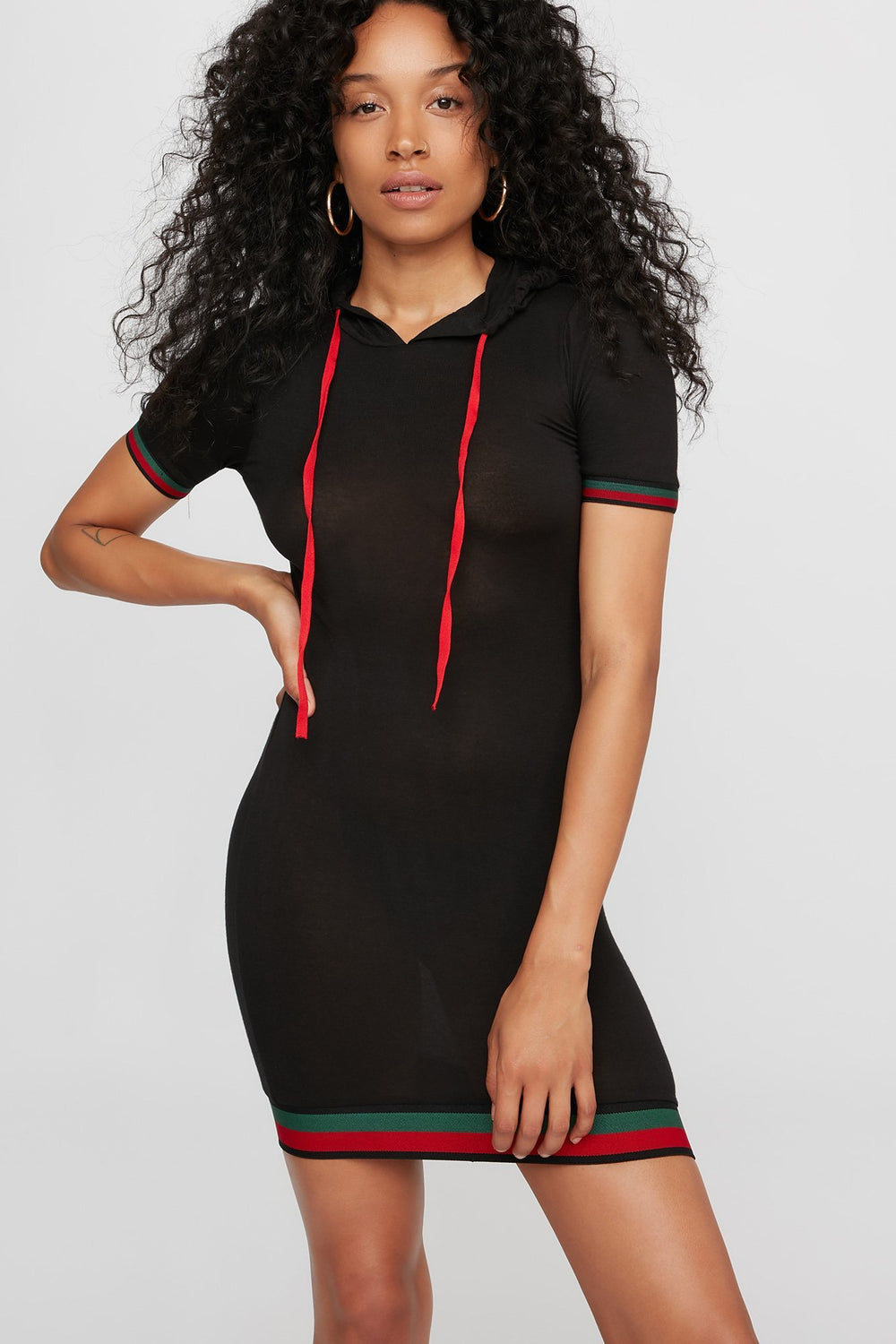 Women Robe t-shirt à capuchon avec rayures de style universitaire et taille coulissante Noir