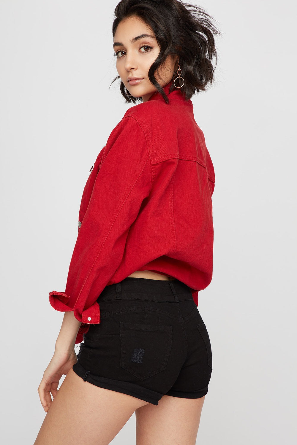 Women Short en denim d'aspect usé avec patte de boutonnage triple et revers roulés Noir