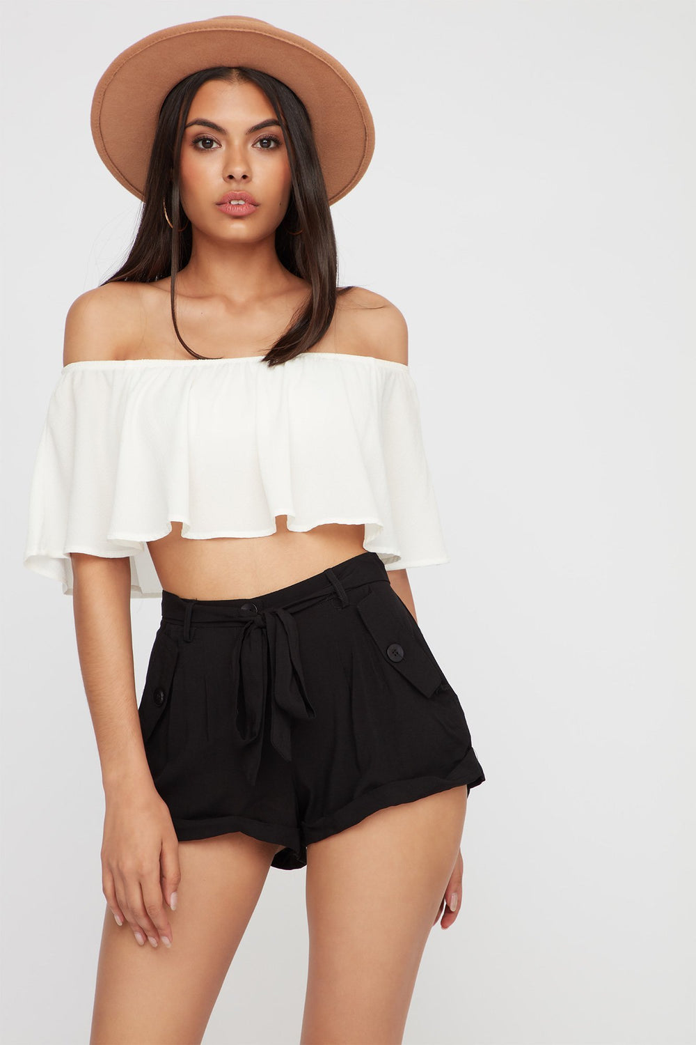 Women Short léger à taille et revers roulés avec attache Noir