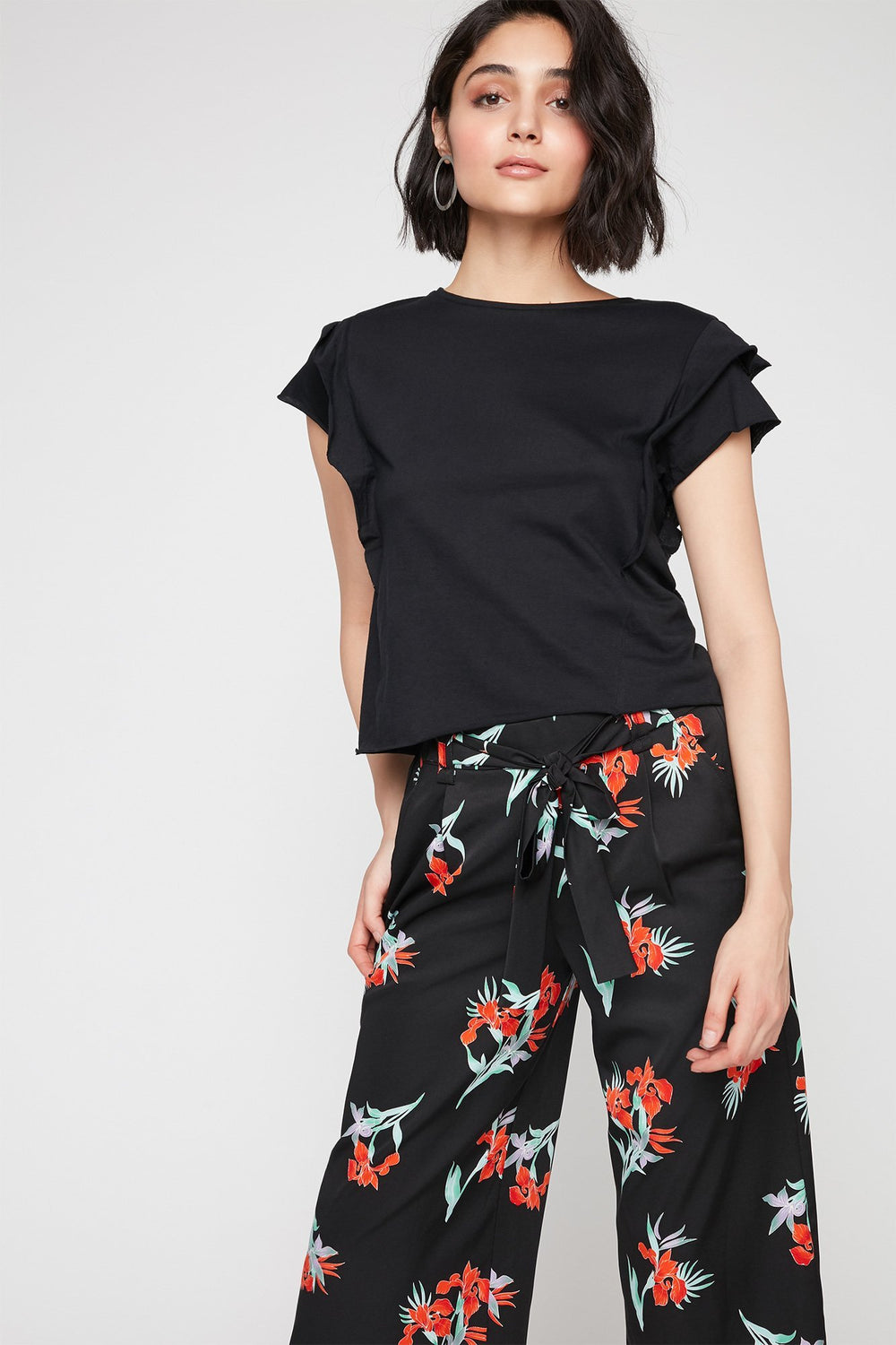 Women T-shirt à manches volantées avec encolure dégagée Noir