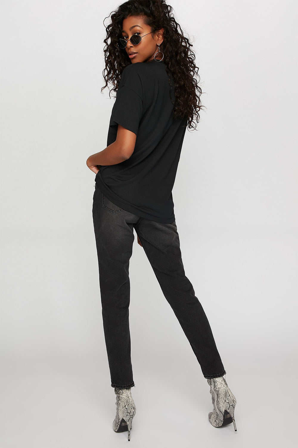 Women T-shirt avec illets et encolure dégagée Noir