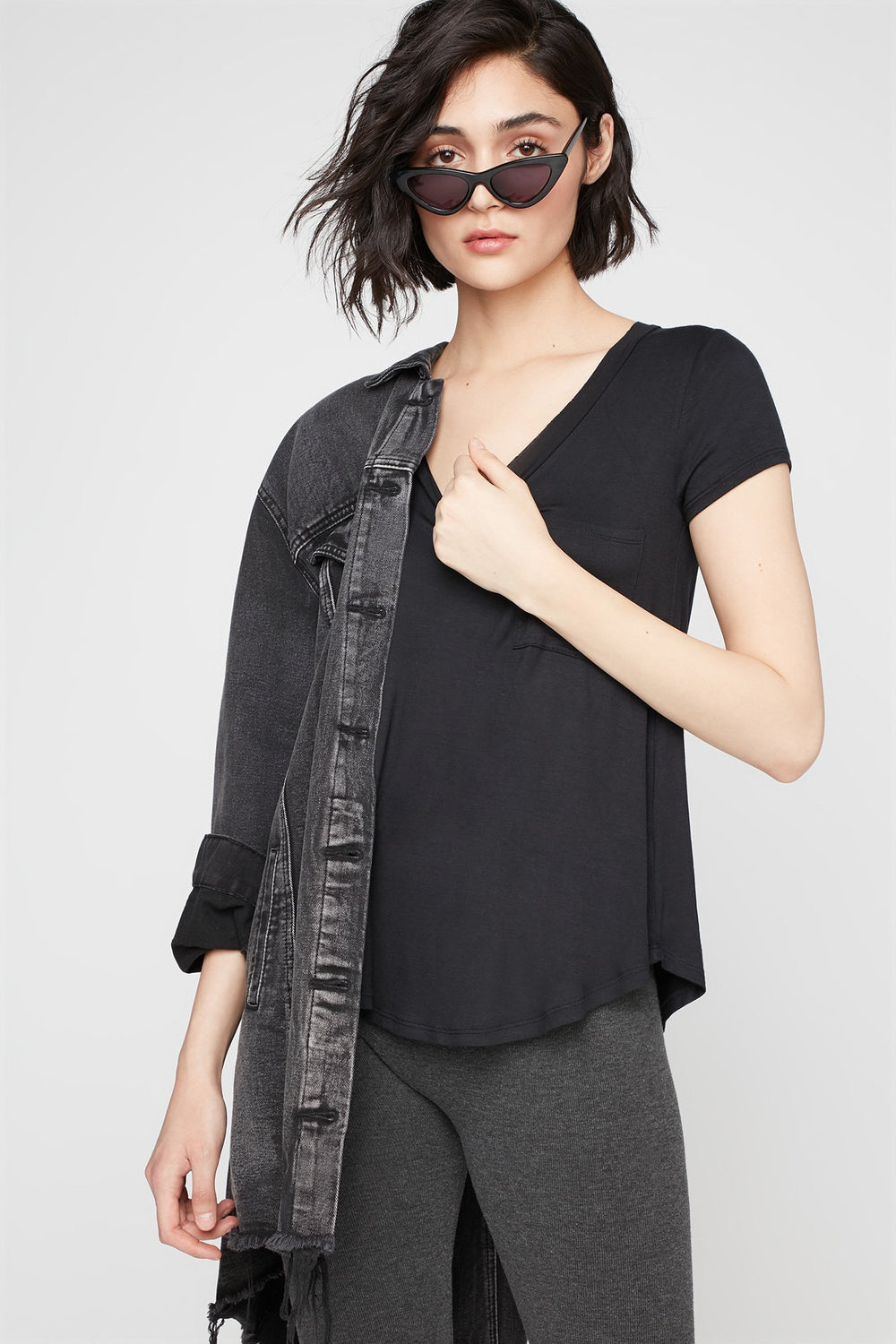 Women T-shirt avec poche et encolure en V Noir