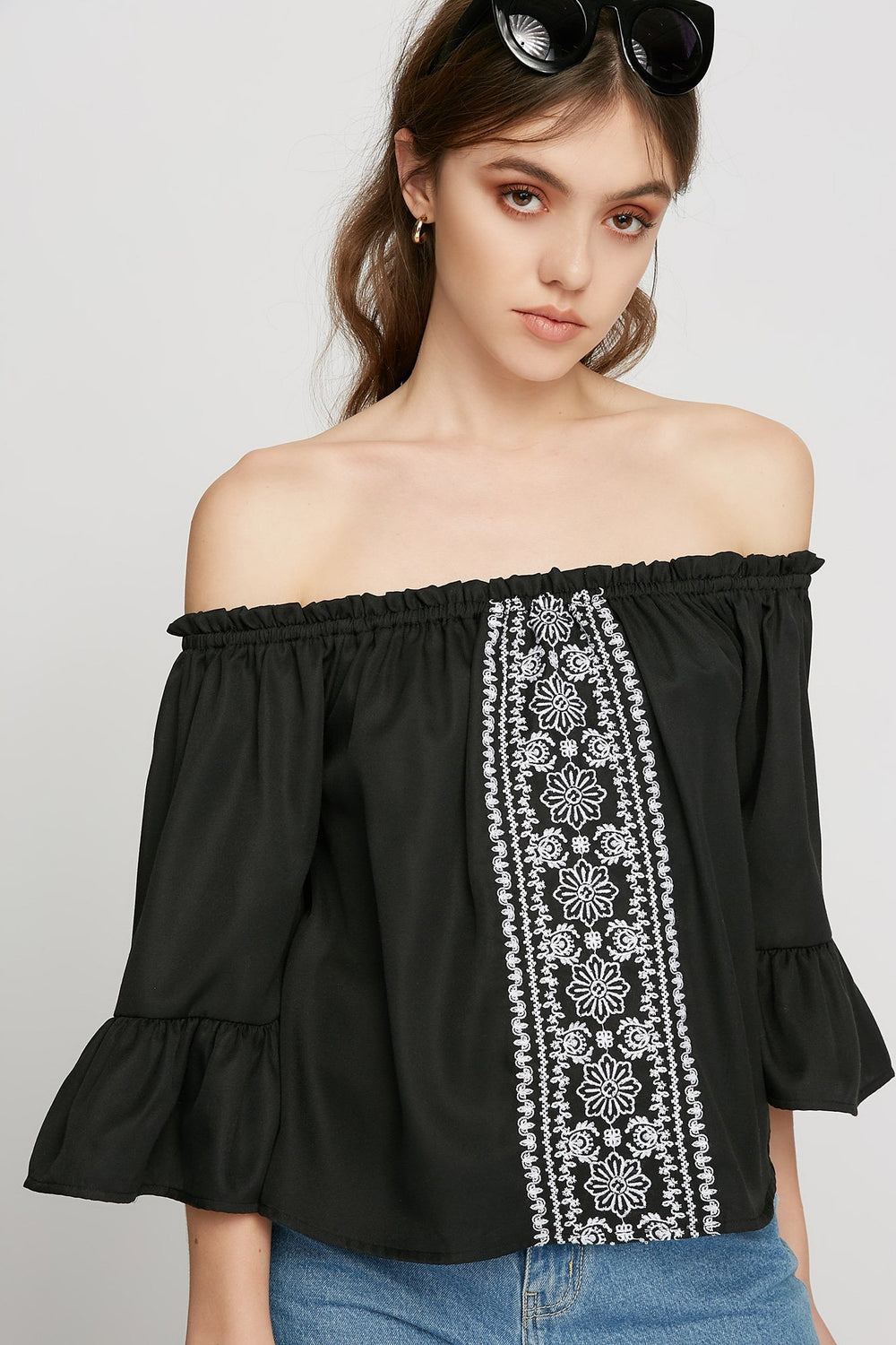 Women Blouse à manches évasées volantées avec broderies et épaules dénudées Noir
