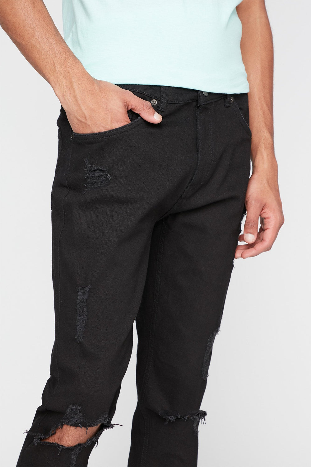 Men Jean étroit d'aspect usé noir avec fentes aux genoux Noir