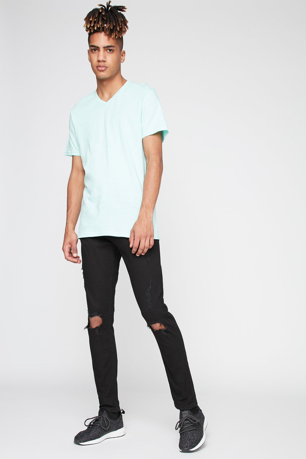 Men Jean étroit d'aspect usé noir avec fentes aux genoux Noir