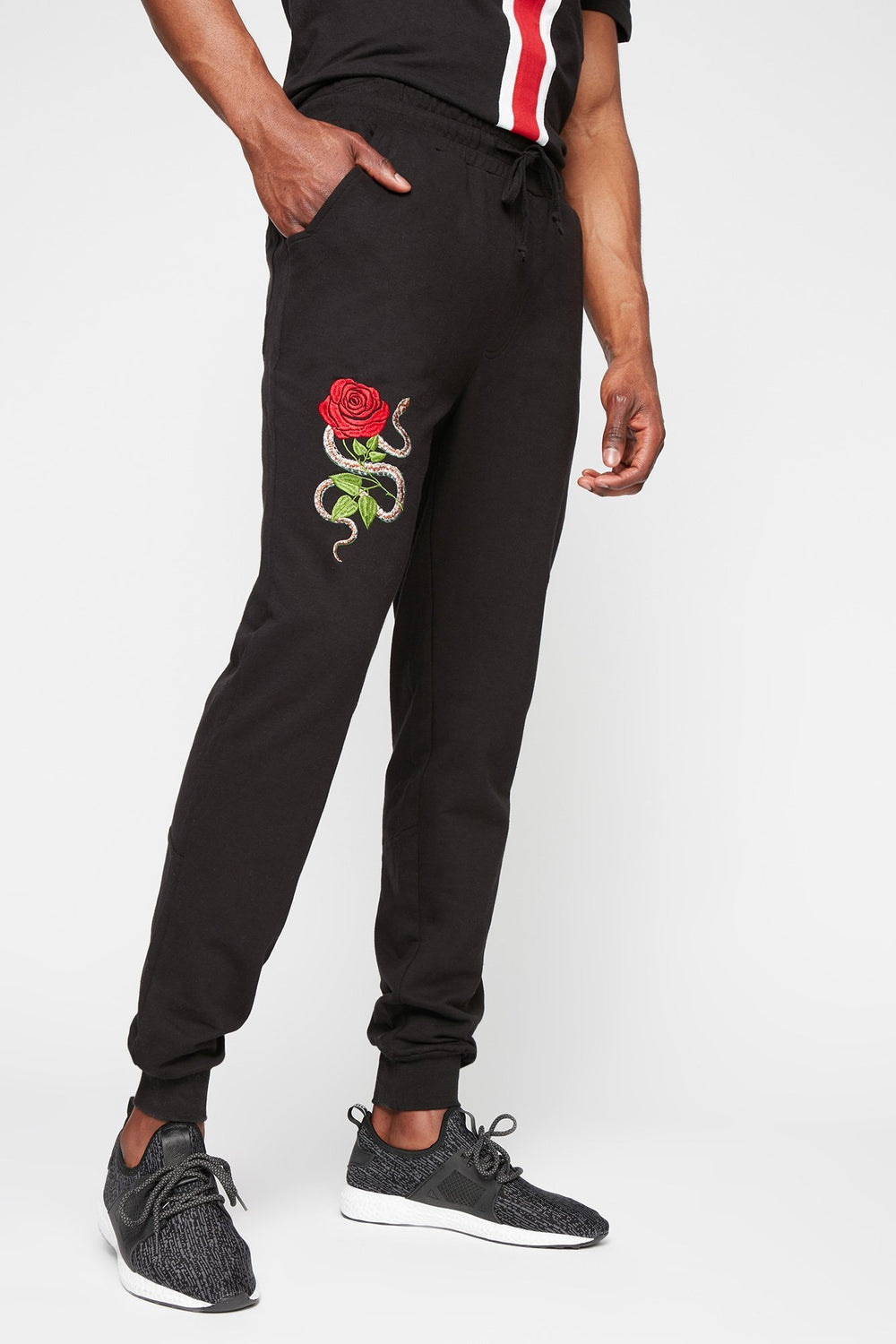 Men Pantalon de jogging en molleton à broderies de serpent et de rose avec taille coulissante Noir
