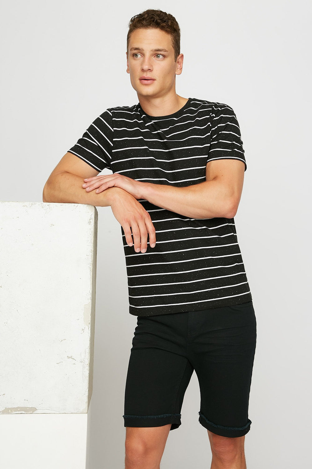 Men Short étroit en denim à revers Noir