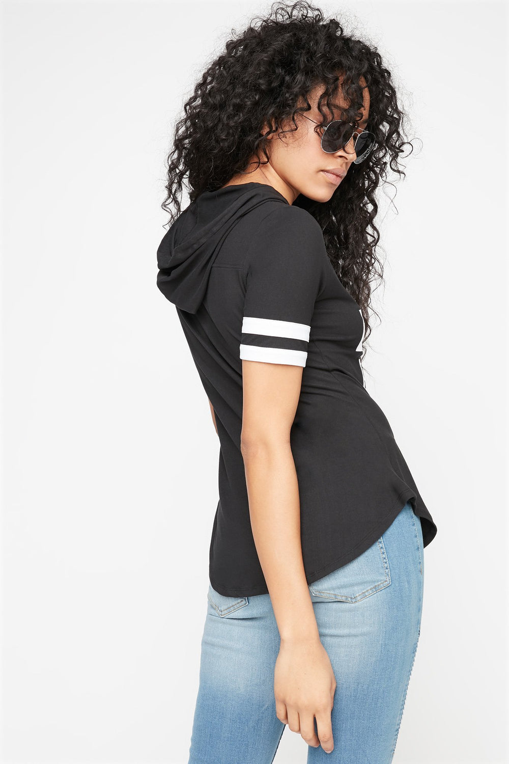 Women T-shirt à capuchon rayé de style universitaire à ourlet arrondi et taille coulissante Noir