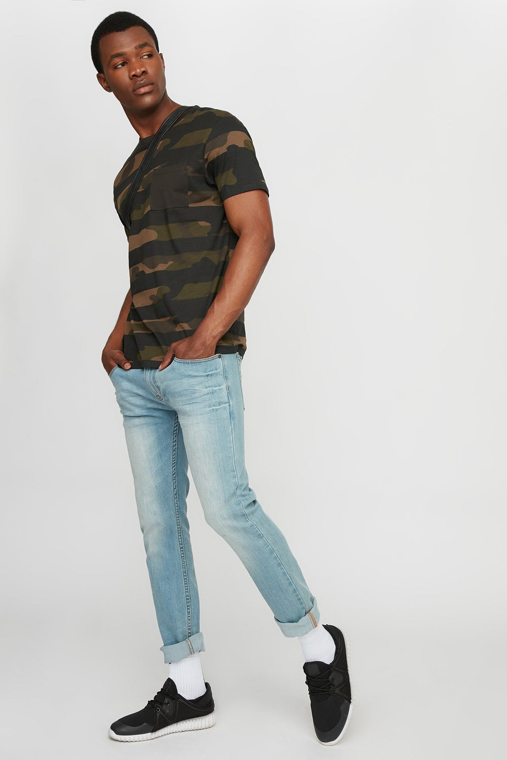 Men T-shirt avec poche à encolure dégagée et motif camouflage Noir