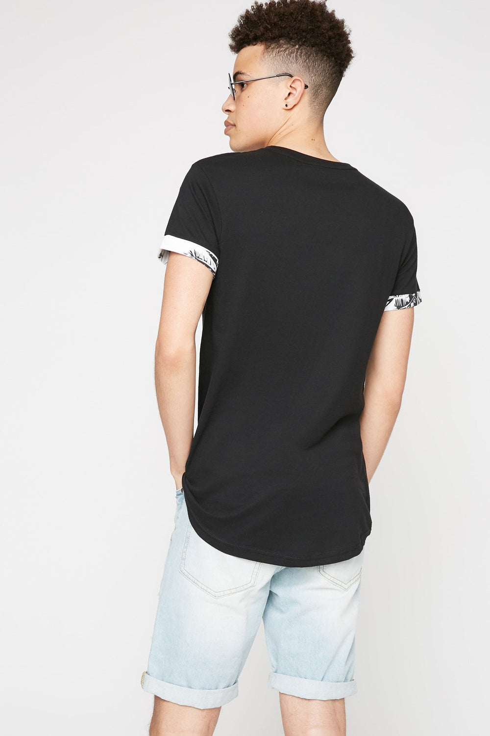 Men T-shirt avec poche à motif de palmiers Noir