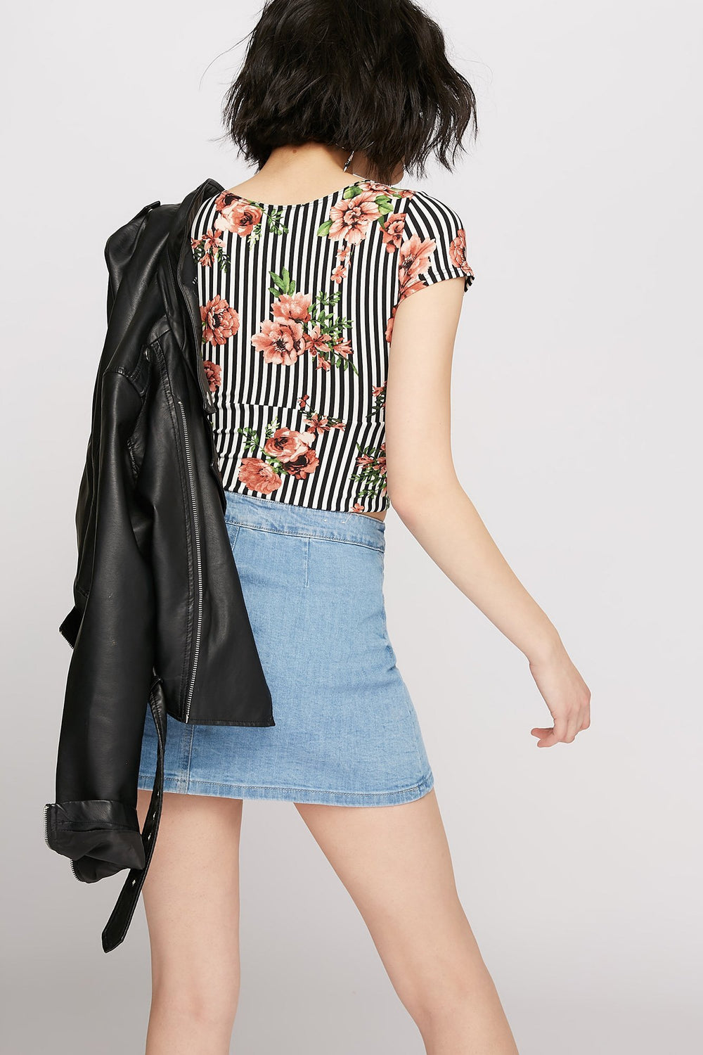 Women T-shirt court fleuri avec attache Noir