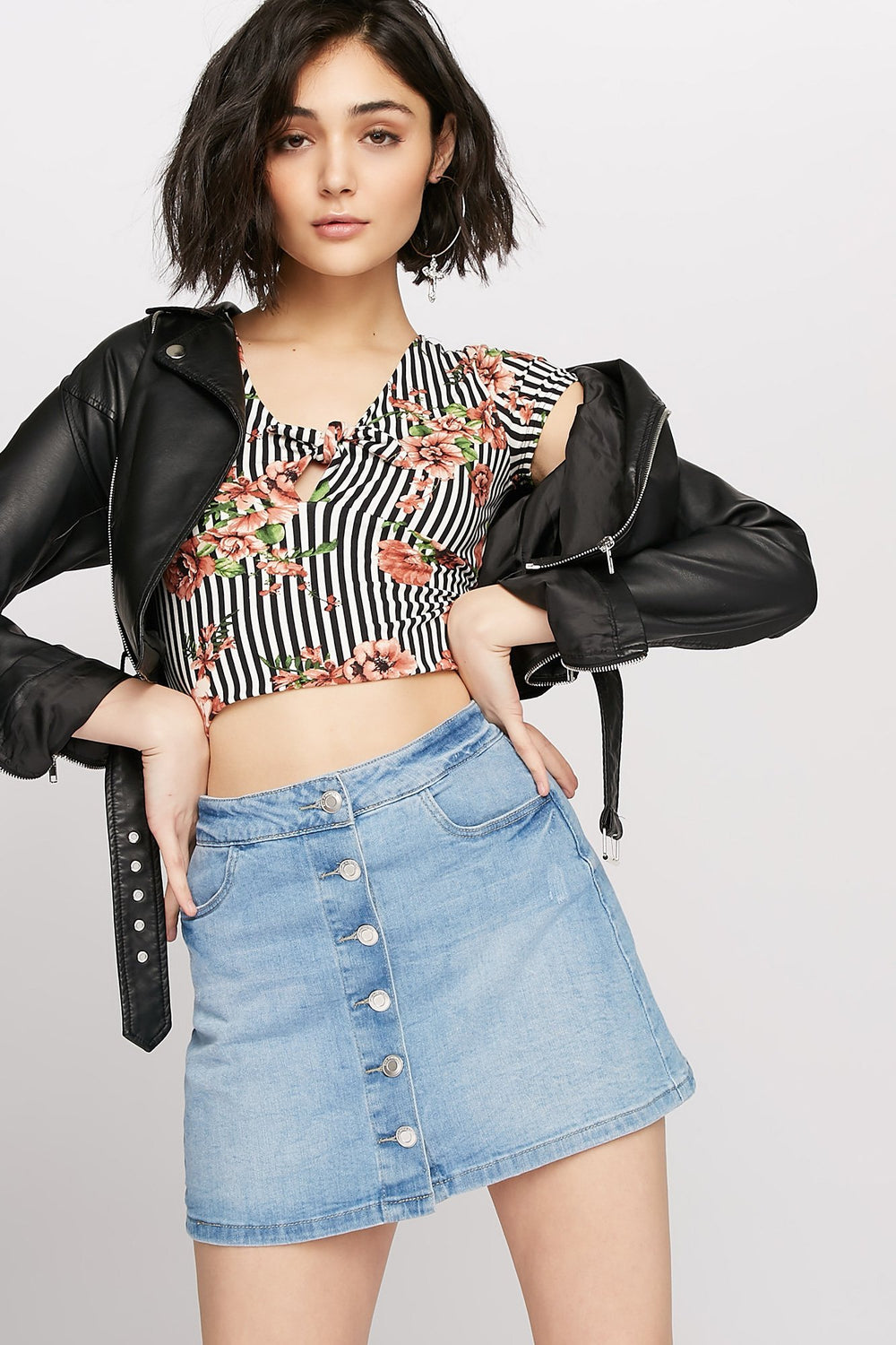Women T-shirt court fleuri avec attache Noir