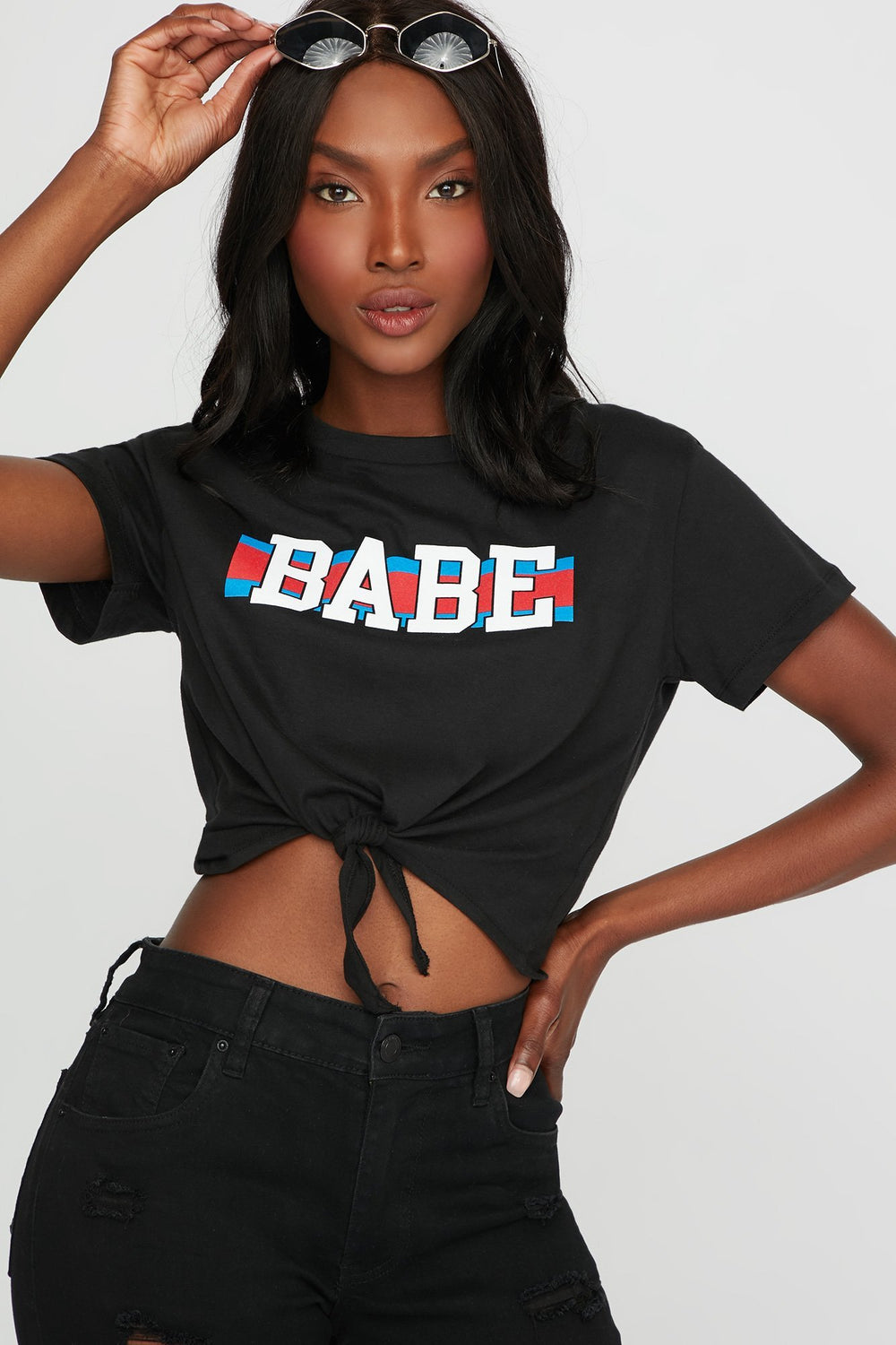 Women T-shirt court noué devant à imprimé Babe Noir