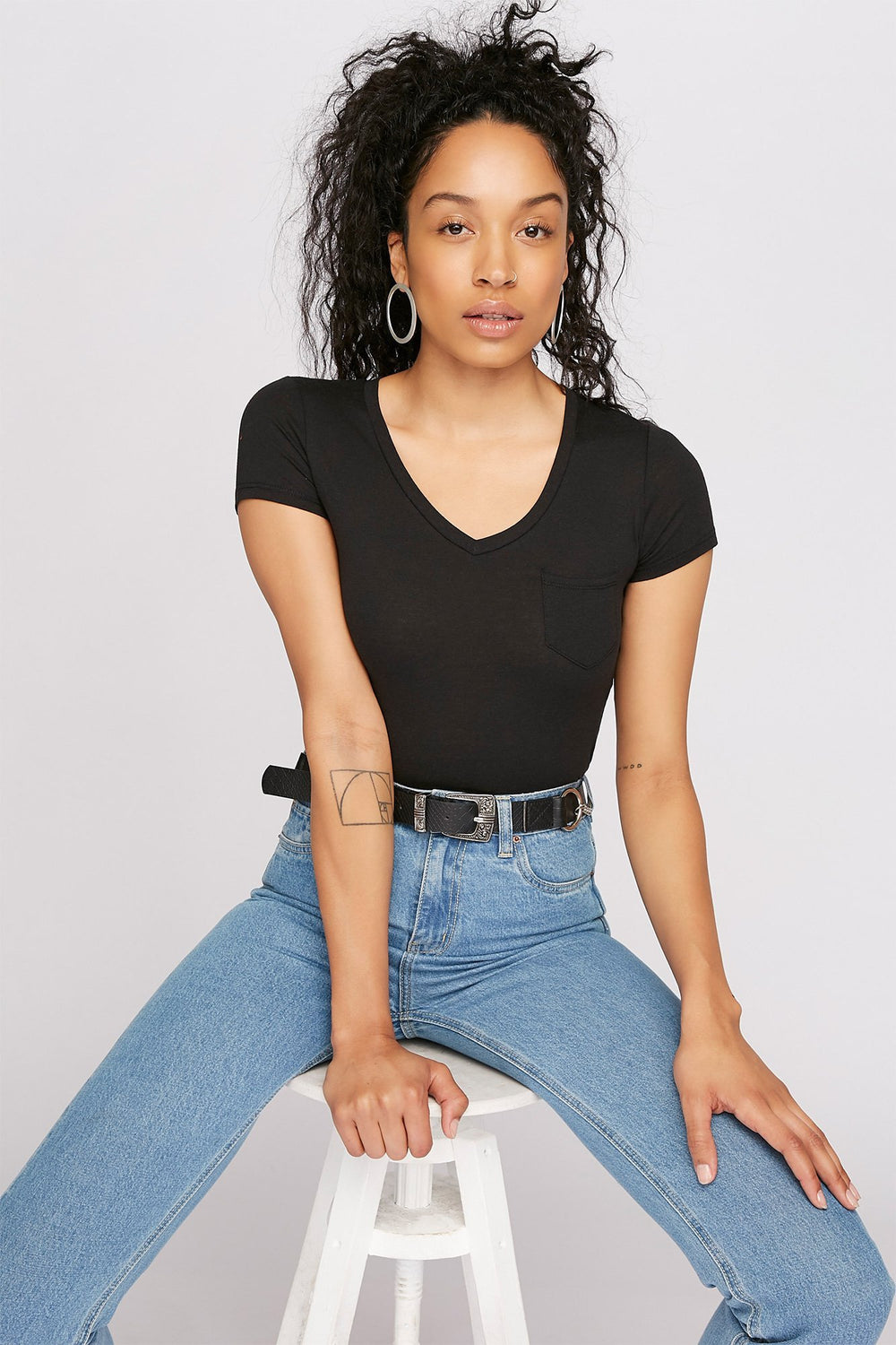 Women T-shirt de base teint par espacements à encolure en V Noir