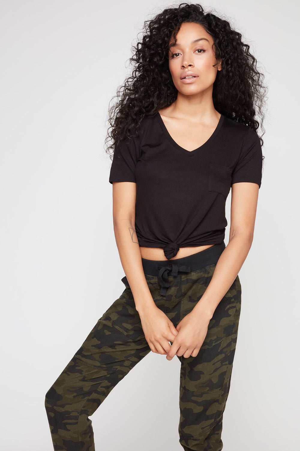 Women T-shirt léger à poche avec encolure en V Noir