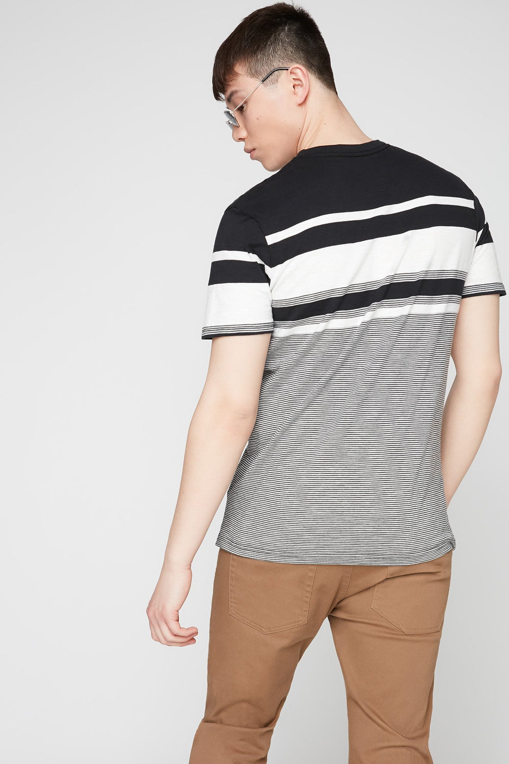 Men T-shirt rayé à encolure dégagée Noir