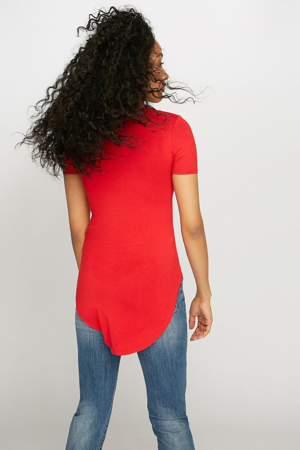 Women Scoop Neck Longline Dolphin Hem T-Shirt Red