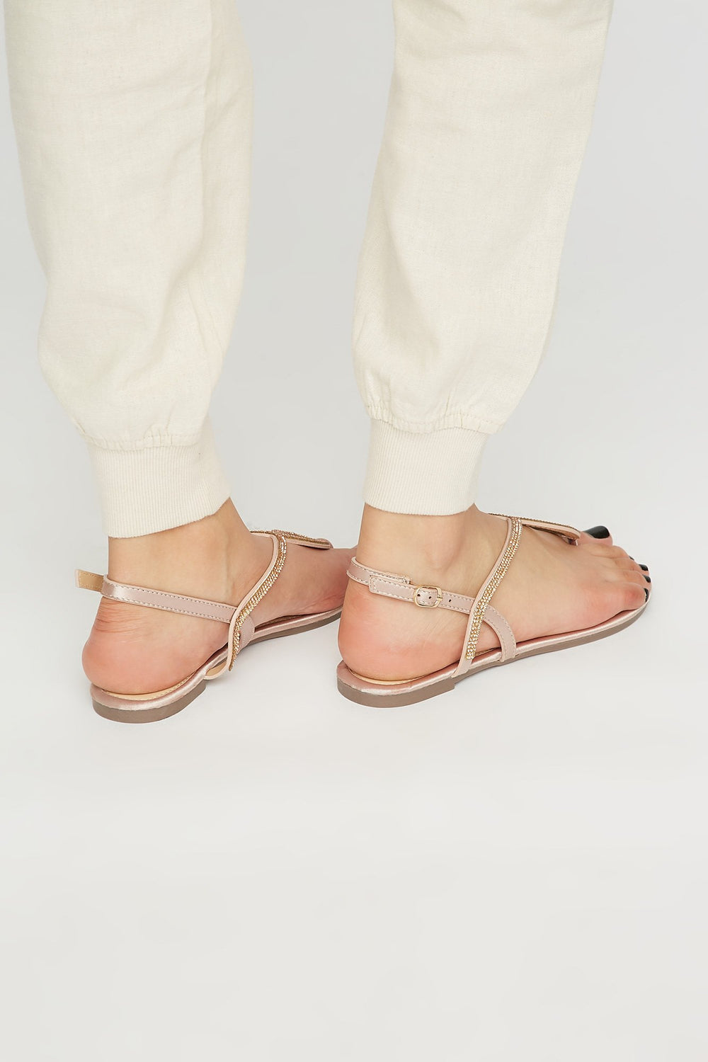 Women Sandales en T en satin avec pierres du Rhin Rose pâle