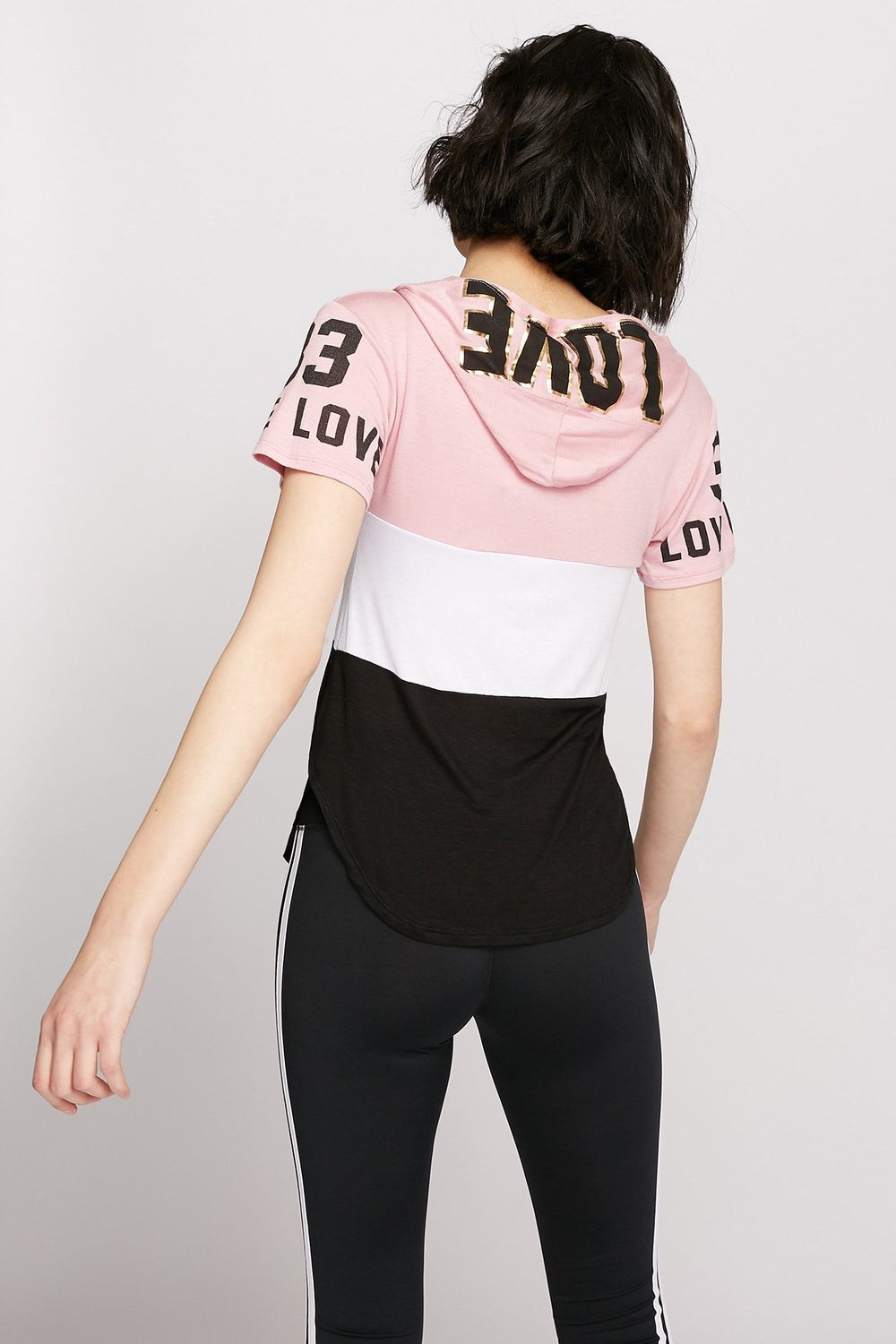 Women T-shirt à capuchon avec blocs de couleurs et imprimé Love Rose